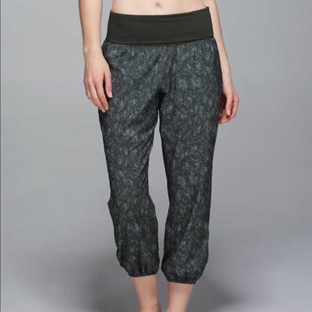 Lululemon Om Gator Green Jazzy White joggers. Size 4.